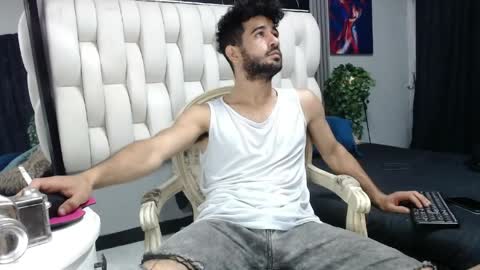 aaron_jones_1 online show from 04.21.26