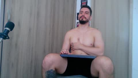 Snapshot of aaron_kwok28 chatting on 11.16.25 Aaron kwok online show from 11.16.25