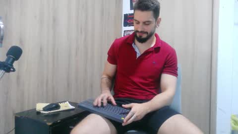 Snapshot of aaron_kwok28 chatting on 11.19.25 Aaron kwok online show from 11.19.25