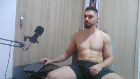 Snapshot of aaron_kwok28 chatting on 11.23.25 Aaron kwok online show from 11.23.25