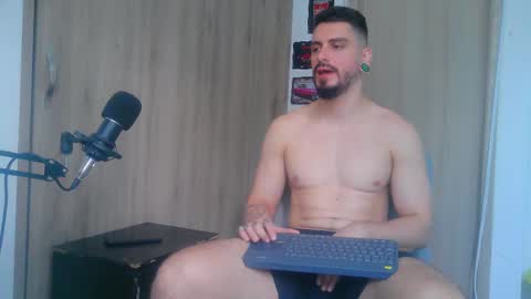 Snapshot of aaron_kwok28 chatting on 11.23.25 Aaron kwok online show from 11.23.25