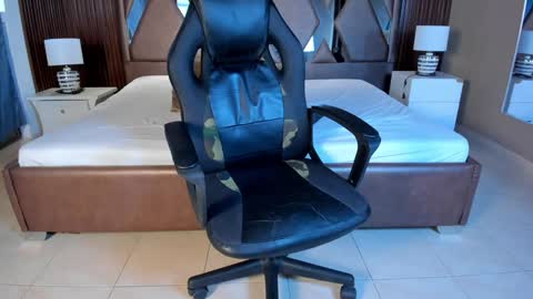 Snapshot of aaron_whitee chatting on 12.05.24 Aaron online show from 12.05.24