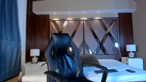 Snapshot of aaron_whitee chatting on 12.06.24 Aaron online show from 12.06.24