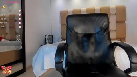 Snapshot of aaron_whitee chatting on 12.11.24 Aaron online show from 12.11.24