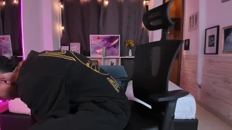 Snapshot of aaron_whitee chatting on 12.14.24 Aaron online show from 12.14.24