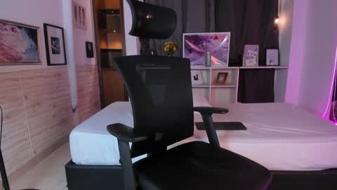 Snapshot of aaron_whitee chatting on 12.16.24 Aaron online show from 12.16.24