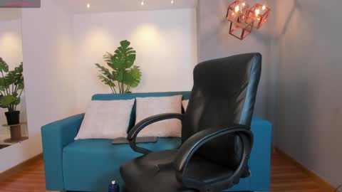 Snapshot of aaron_whitee chatting on 12.18.24 Aaron online show from 12.18.24