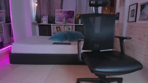 Snapshot of aaron_whitee chatting on 12.23.24 Aaron online show from 12.23.24