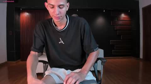 Snapshot of aaron_whitee chatting on 12.27.24 Aaron online show from 12.27.24