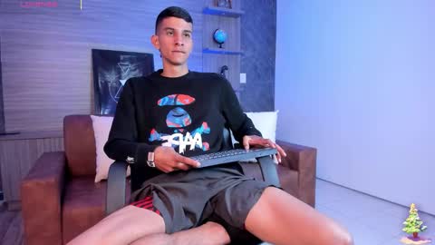 Snapshot of aaron_whitee chatting on 12.17.25 Aaron online show from 12.17.25