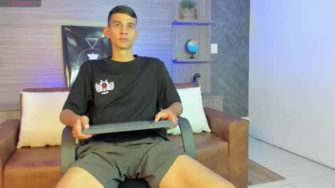 Snapshot of aaron_whitee chatting on 01.06.26 Aaron online show from 01.06.26