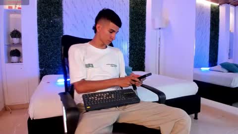 Snapshot of aaron_whitee chatting on 01.17.26 Aaron online show from 01.17.26