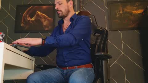 Snapshot of aaronbomer chatting on 02.14.25 Aaron online show from 02.14.25