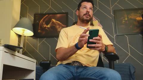 Snapshot of aaronbomer chatting on 09.08.25 Aaron online show from 09.08.25