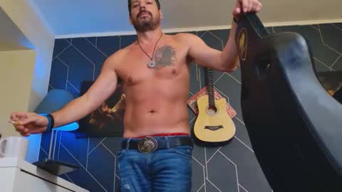 Snapshot of aaronbomer chatting on 10.01.25 Aaron online show from 10.01.25