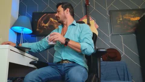 Snapshot of aaronbomer chatting on 10.03.25 Aaron online show from 10.03.25