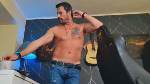 Snapshot of aaronbomer chatting on 10.07.25 Aaron online show from 10.07.25