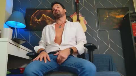 Snapshot of aaronbomer chatting on 10.09.25 Aaron online show from 10.09.25