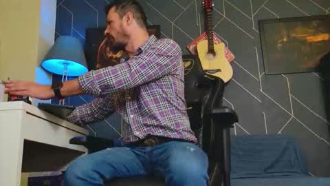 Snapshot of aaronbomer chatting on 10.20.25 Aaron online show from 10.20.25