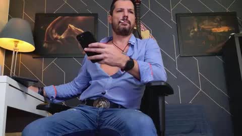 Snapshot of aaronbomer chatting on 11.01.25 Aaron online show from 11.01.25