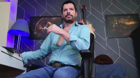 Snapshot of aaronbomer chatting on 12.01.25 Aaron online show from 12.01.25