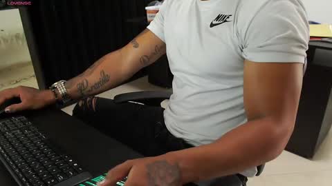 Snapshot of aaronhunter__ chatting on 09.10.25 ig aaron hunter123 online show from 09.10.25