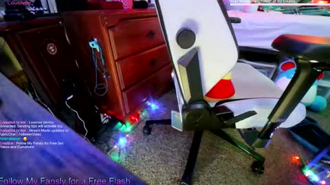 Snapshot of aaronskeetman chatting on 12.19.25 Aaron Skeetman online show from 12.19.25