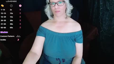 Snapshot of abbinatural chatting on 10.11.25 AbbiNatural online show from 10.11.25