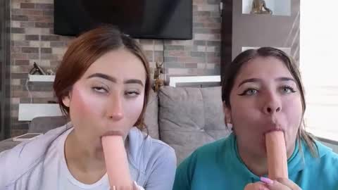 Snapshot of abella_as chatting on 09.23.25 Abella online show from 09.23.25