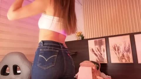 Snapshot of abella_as chatting on 09.29.25 Abella online show from 09.29.25