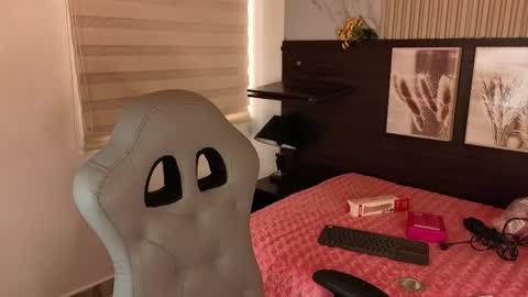 Snapshot of abella_as chatting on 10.10.25 Abella online show from 10.10.25