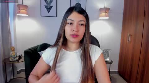Snapshot of abella_ruiz chatting on 12.17.25 Abella Ruiz online show from 12.17.25
