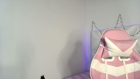 Snapshot of abril1_gh chatting on 11.04.25 Abril online show from 11.04.25