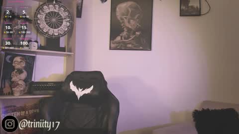 Snapshot of abril__colen chatting on 12.16.24 April online show from 12.16.24