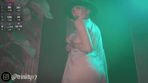 Snapshot of abril__colen chatting on 12.30.24 April online show from 12.30.24