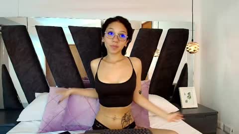 Snapshot of abril_lee__ chatting on 02.01.25 Abril online show from 02.01.25