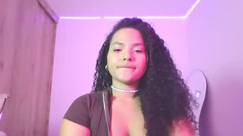 Snapshot of abril_ricci chatting on 10.10.25 Abril online show from 10.10.25