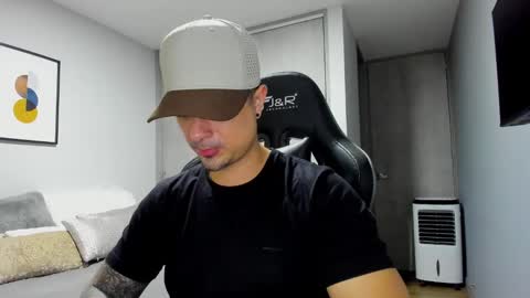 Snapshot of adam_clarke chatting on 03.11.25 adam clarke online show from 03.11.25