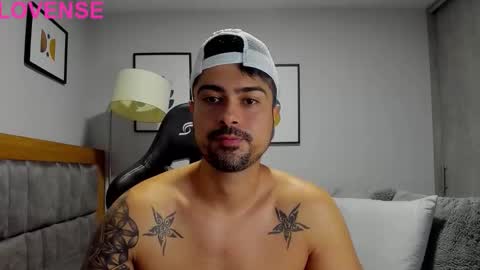 Snapshot of adam_clarke chatting on 10.08.25 adam clarke online show from 10.08.25