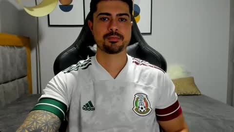 Snapshot of adam_clarke chatting on 12.04.25 adam clarke online show from 12.04.25