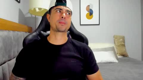 Snapshot of adam_clarke chatting on 01.09.26 adam clarke online show from 01.09.26