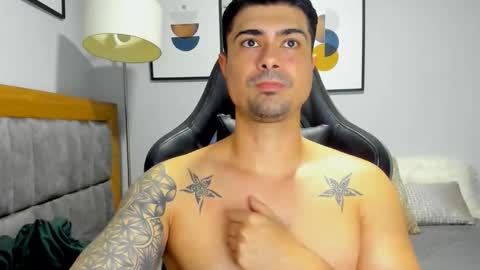 Snapshot of adam_clarke chatting on 01.11.26 adam clarke online show from 01.11.26