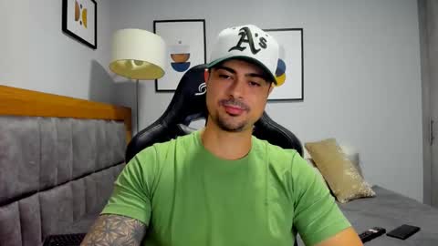 Snapshot of adam_clarke chatting on 01.12.26 adam clarke online show from 01.12.26