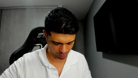 Snapshot of adam_clarke chatting on 02.10.26 adam clarke online show from 02.10.26