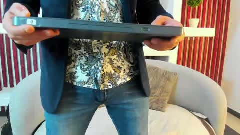 Im Adams Sanz online show from 05.06.26