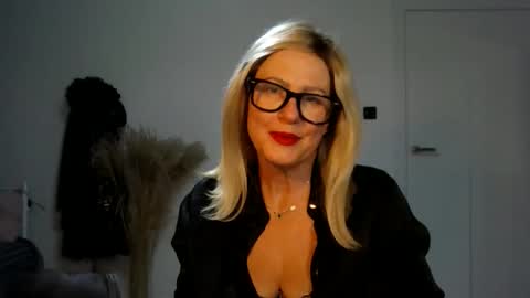 adelemilf40 online show from 10.23.25
