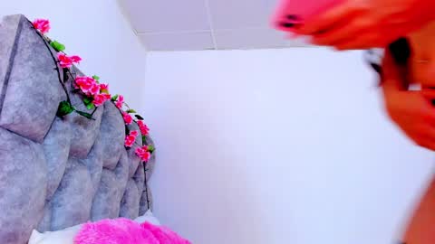 Snapshot of adhara__evanss chatting on 02.18.25 online show from 02.18.25