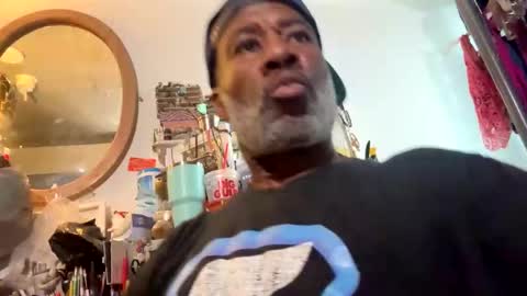 Snapshot of adick_ting chatting on 10.22.25 adick_ting online show from 10.22.25