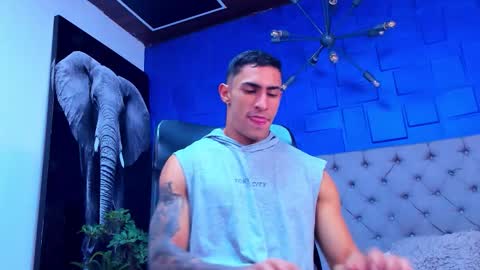 Snapshot of adrian_rae chatting on 11.05.25 online show from 11.05.25