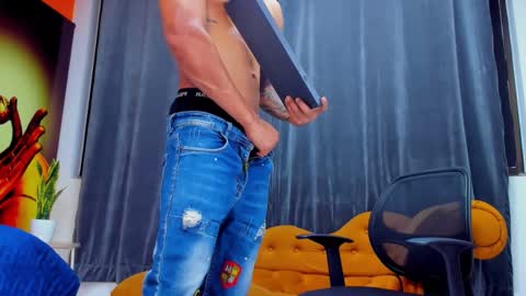 Snapshot of adrian_rae chatting on 11.26.25 online show from 11.26.25